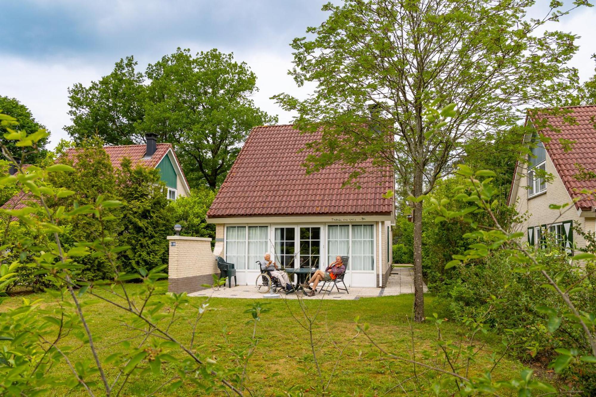 Bungalow - 6 Personen Gelegen In De Nabije Omgeving Van Avonturenpark Hellendoorn En De Prachtige Sallandse Heuvelrug En Eelerberg Exterior foto